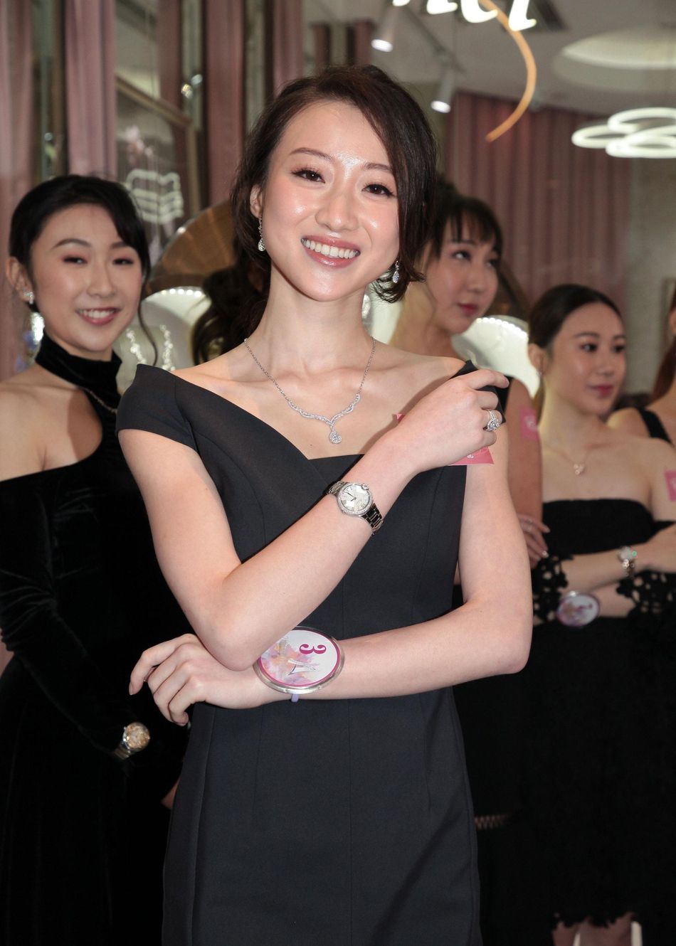 组图:亚洲小姐香港赛区十佳丽闪亮登场个个满面春风