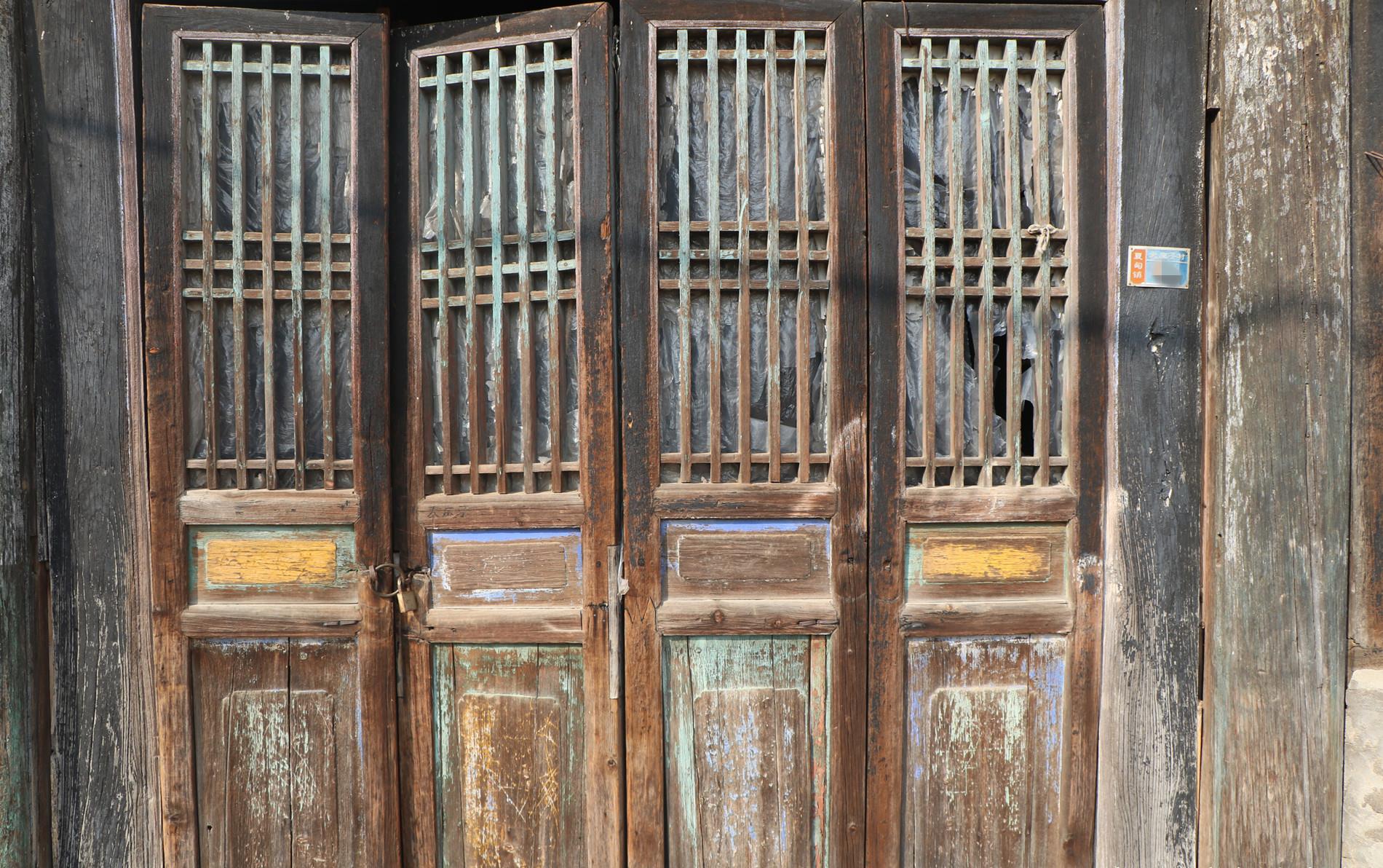 如今这种木门木窗,在胶东乡村已经很少见了.