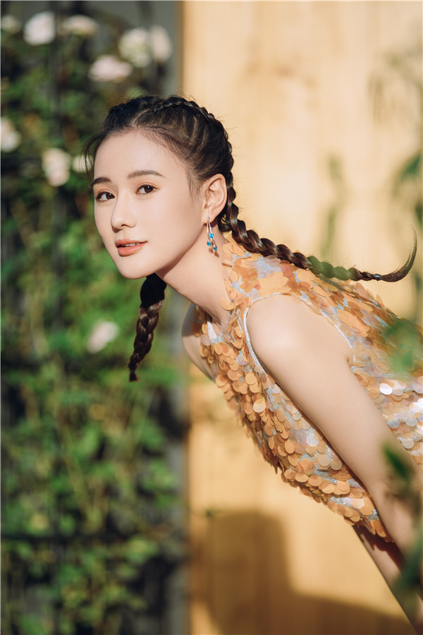 潘一祎最新夏日写真 复古造型体验时间之旅