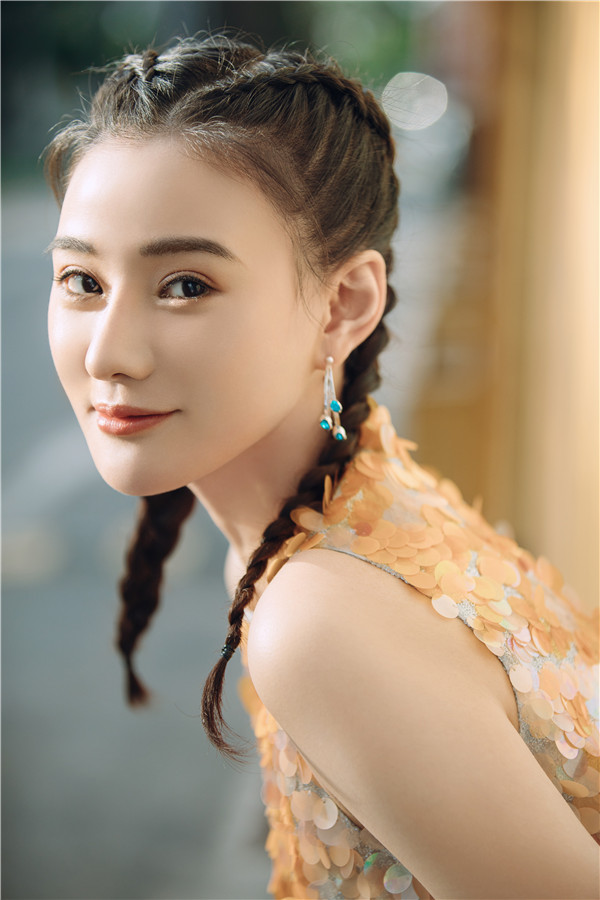 潘一祎最新夏日写真 复古造型体验时间之旅