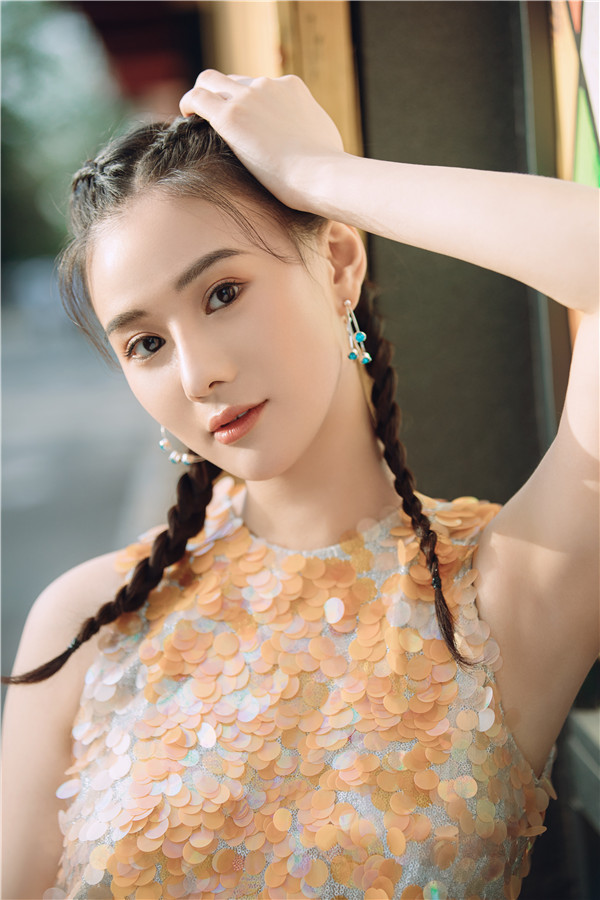 潘一祎最新夏日写真 复古造型体验时间之旅