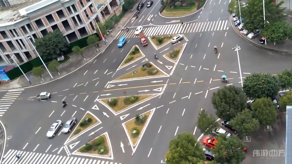 这个十字路口分流设计,都不需要红绿灯了