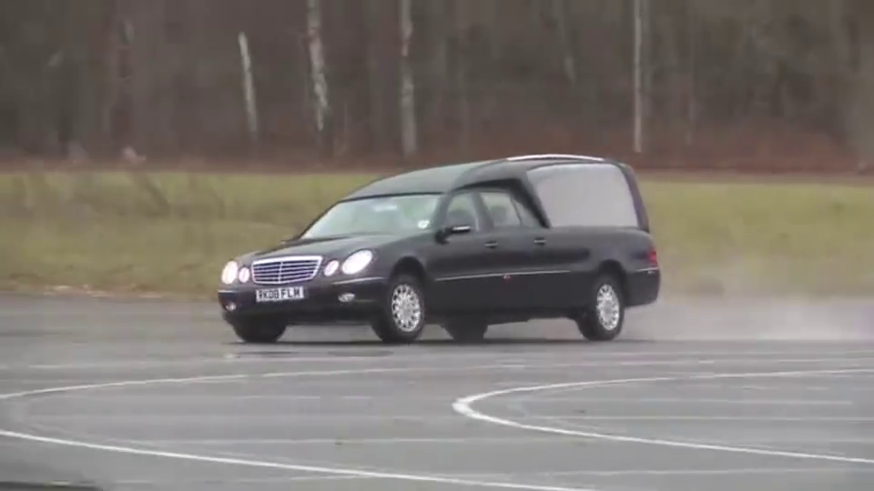 总说灵车漂移奔驰e级灵车展示漂移性能面无表情看完的