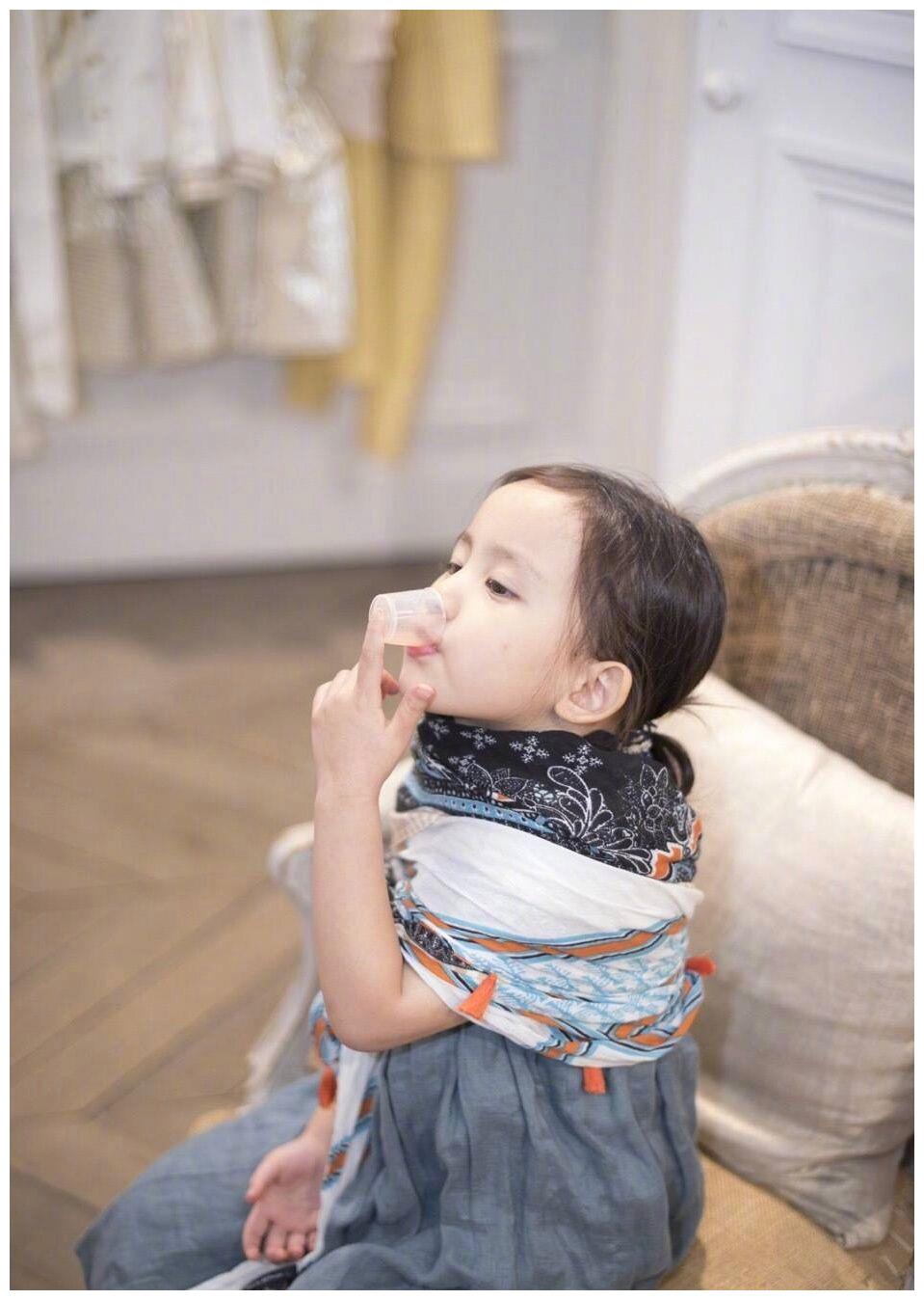 黄磊小女儿凹造型摆拍,多妹气质越来越接近多多,品味赶超成年人