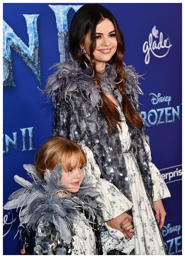 赛琳娜·戈麦斯陪妈妈出游,戴口罩防疫情,笑容明媚单身也精彩