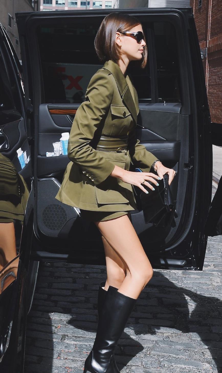 辛迪克劳馥出街,18岁开开穿短裙秀美腿,却被53岁妈妈抢镜?