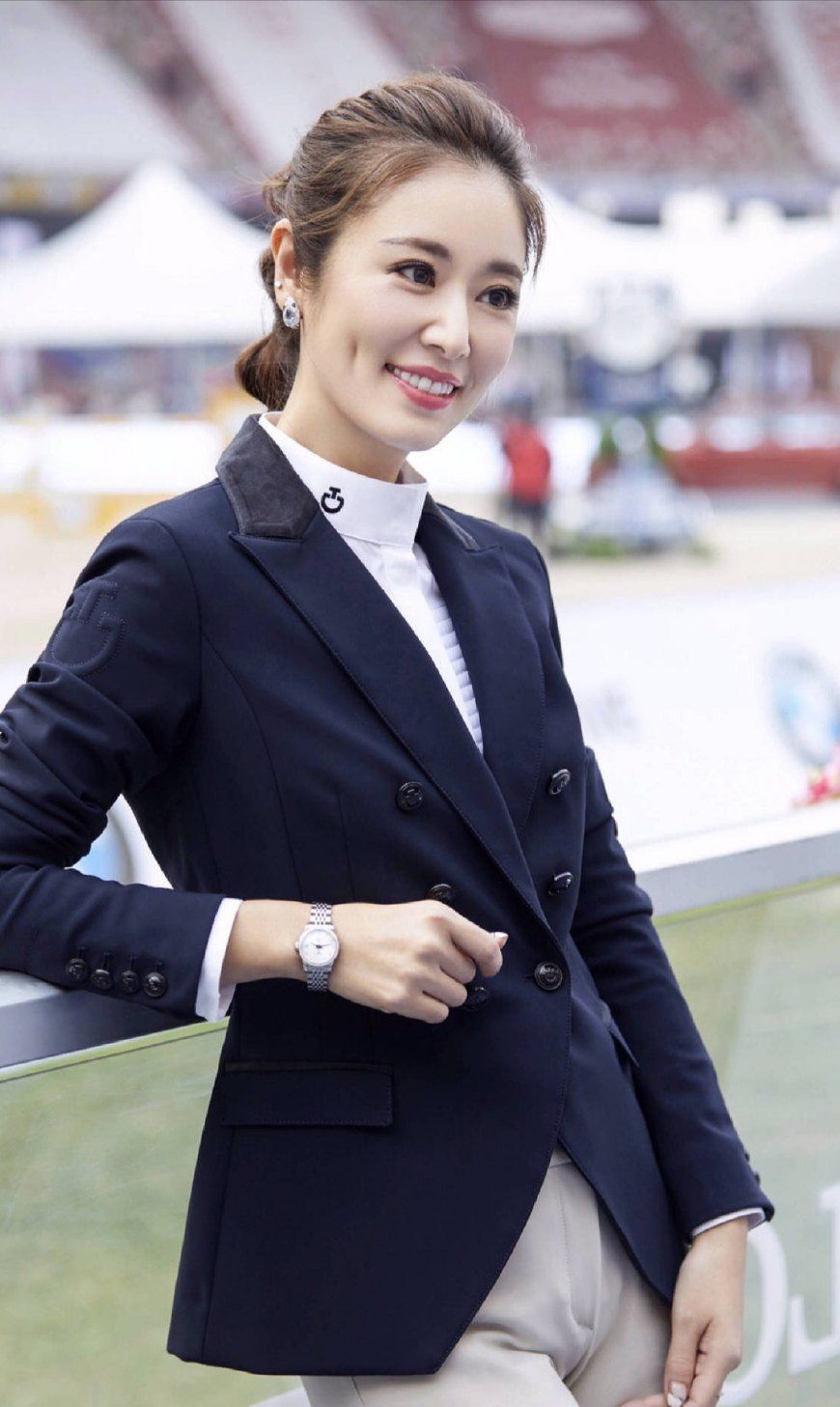 林心如马术装绑着马尾帅气又高雅,冻龄如十八少女