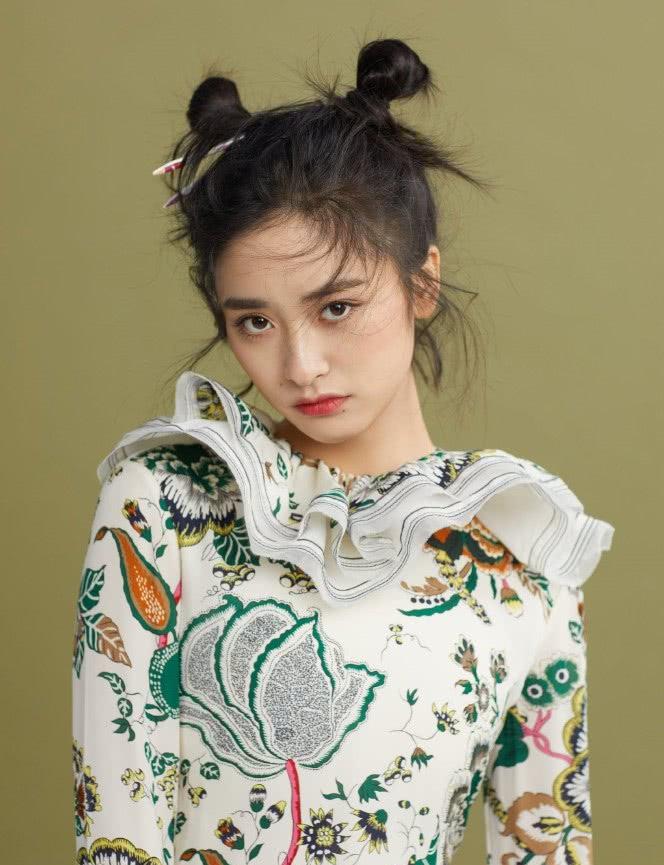 沈月终于会打扮了,哪吒头 浓妆化身时尚达人,谁还敢说她土