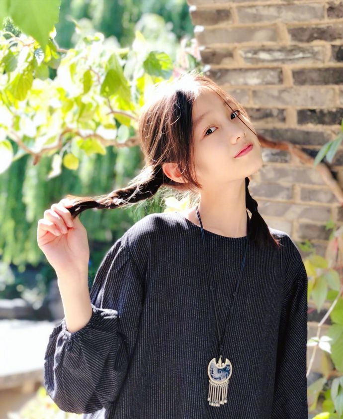 纪姿含秋天街拍,稚嫩容颜中带点淑女的成熟宛如下凡小仙女