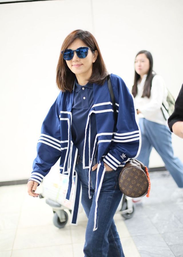 辣妈陈嘉桦穿潮装现身机场时髦有型笑对镜头毫无星架