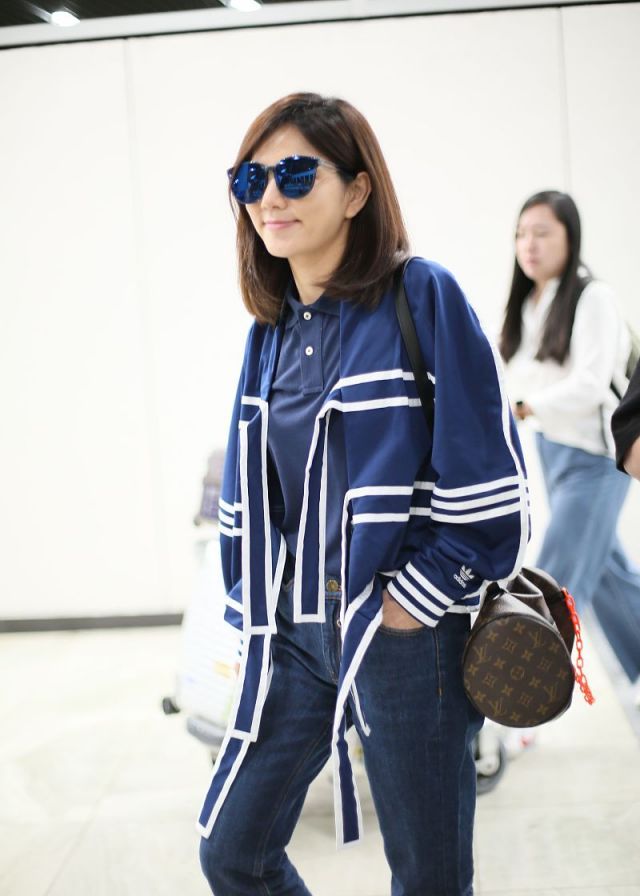 辣妈陈嘉桦穿潮装现身机场时髦有型笑对镜头毫无星架