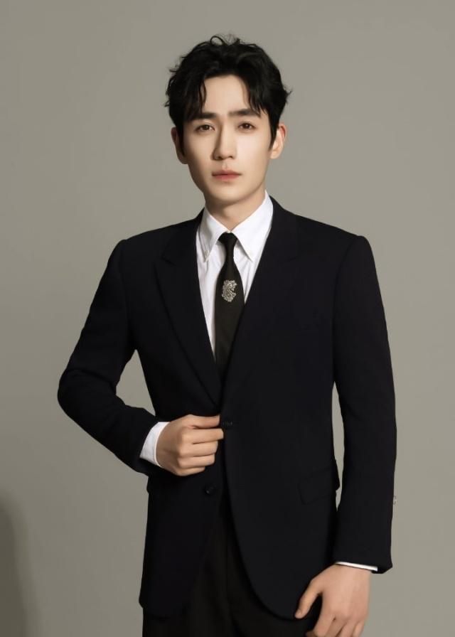 朱一龙西装合集:白衬衫搭黑西装,充满着社会主义接班人的正能量