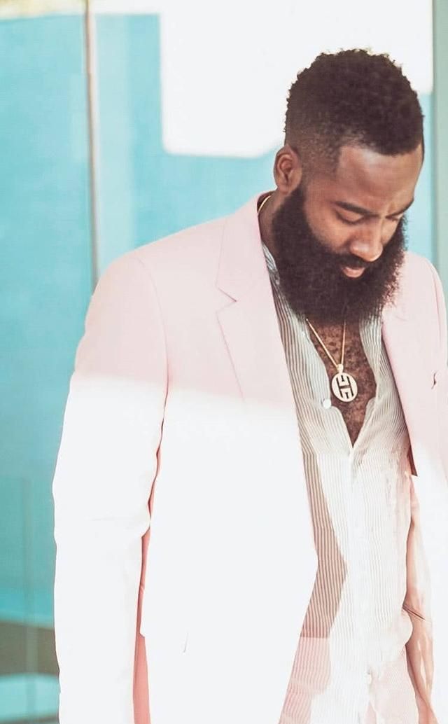 哈登写真全新出炉!骚粉西装却配运动鞋?腿毛不多,胸毛倒不少!