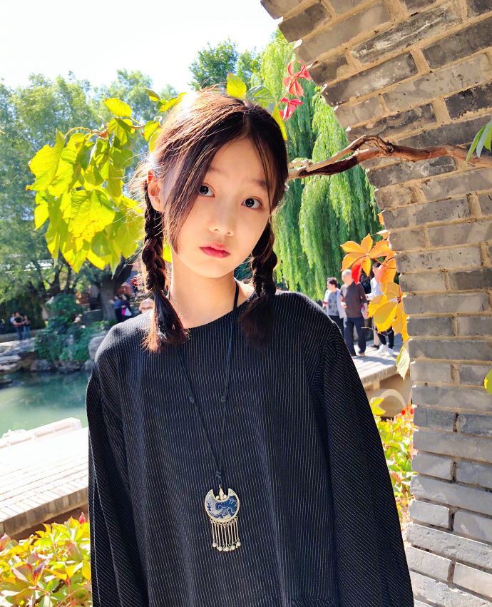 纪姿含秋天街拍,稚嫩容颜中带点淑女的成熟宛如下凡小仙女
