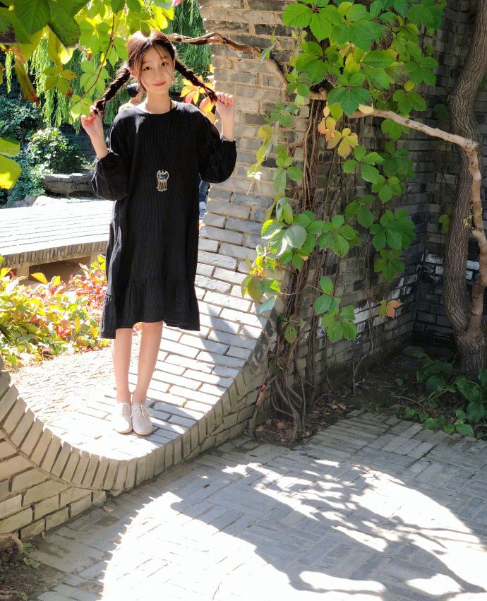 纪姿含秋天街拍,稚嫩容颜中带点淑女的成熟宛如下凡小仙女