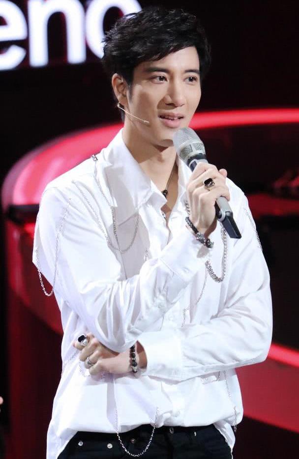 43岁王力宏出席发布会,白衬衫搭黑长裤,儒雅帅气堪比"小鲜肉"