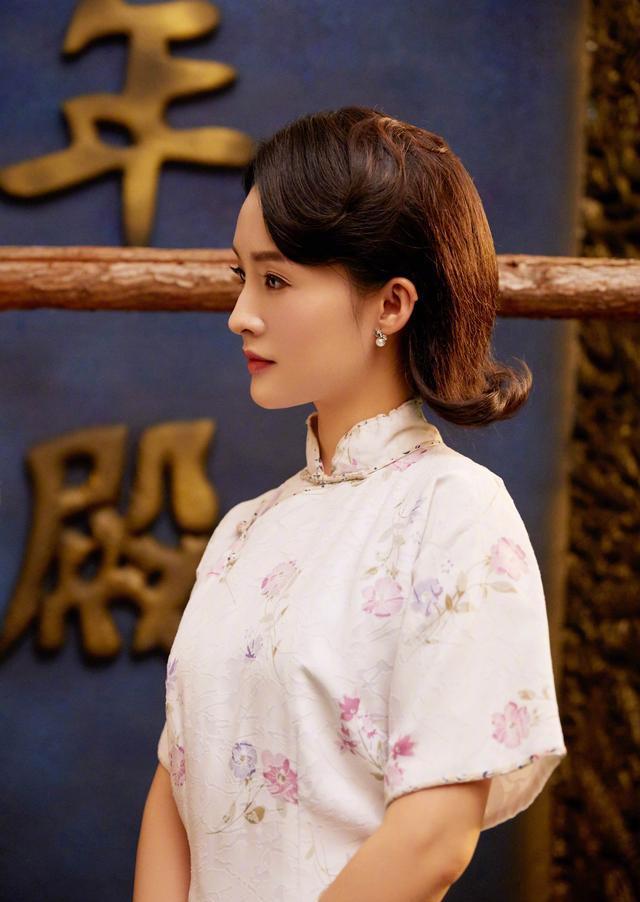 李沁选择的这款发型很有民国的风格,如果在日常生活中给自己做一个