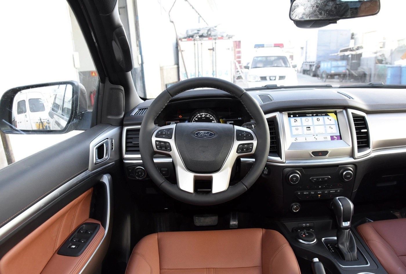 撼路者汽油四驱豪华版中控内饰