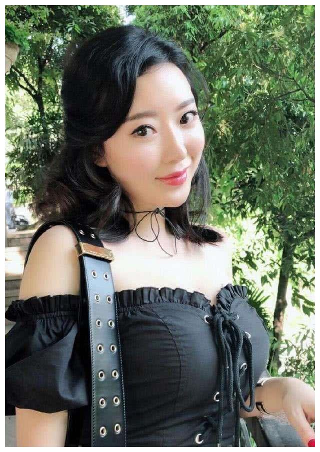 因刘强东走红的蒋聘婷, 国外住豪宅开豪车, 女人味难以抵挡!