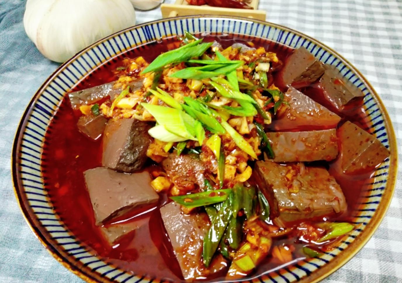 陕西关中特色重口味小吃辣子蒜羊血在家做也简单你试一下