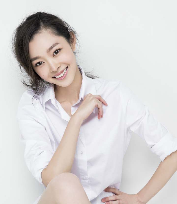 太胆大了宋轶早期穿大尺度露背裙装亮相活动大秀好身材