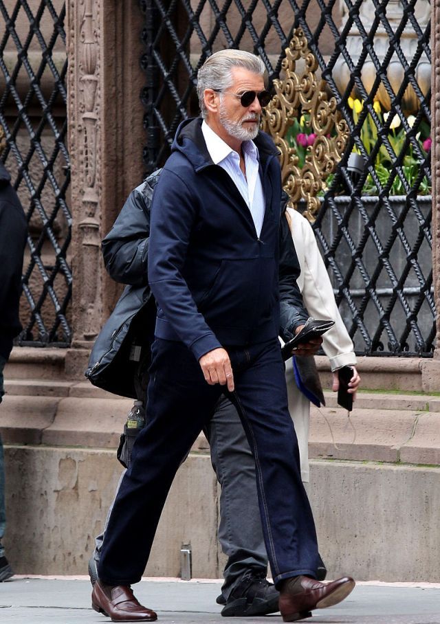 007布鲁斯南拍新片造型时尚休闲装扮帅气如小伙儿