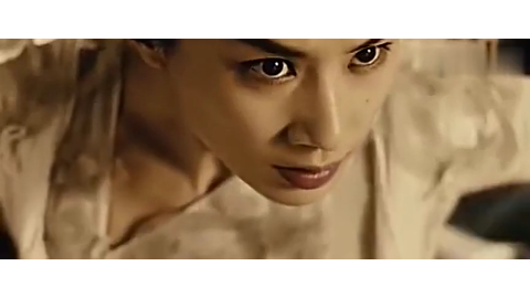 青蛇把和尚吞进肚子里最后和尚把青蛇肚皮给划破了