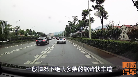 锯齿状车道有什么作用,可以压线变道吗?老司机一次给你讲清楚