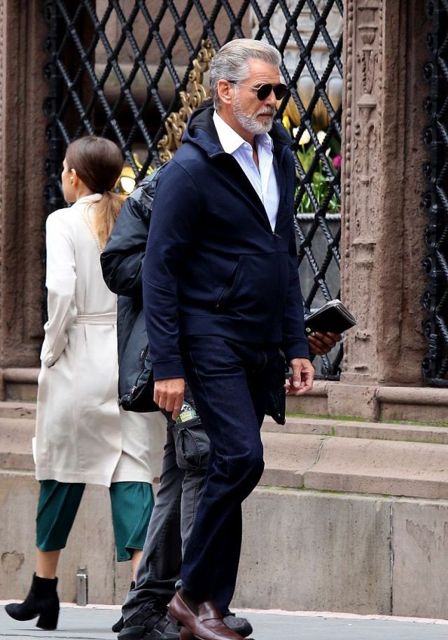 007布鲁斯南拍新片造型时尚休闲装扮帅气如小伙儿