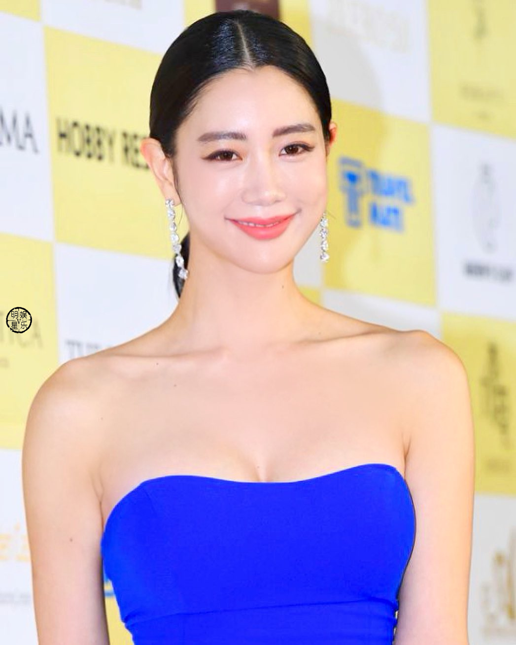 亚洲第一美女李成敏,蓝色晚礼服婀娜哦!