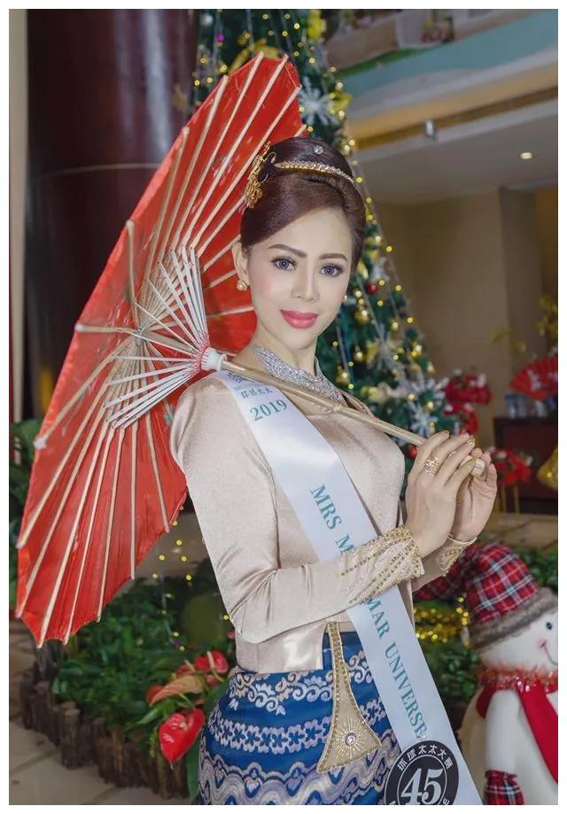 缅甸37岁女子参加选美比赛斩获冠军,捧着奖杯挥舞国旗