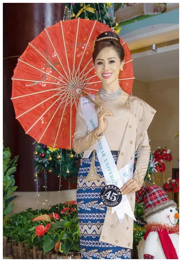 缅甸37岁女子参加选美比赛斩获冠军,捧着奖杯挥舞国旗
