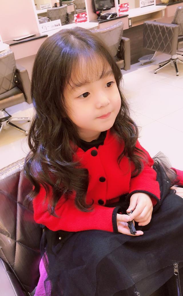 小泡芙剪空气刘海,烫卷发,穿红色外套,精致得像个小贵妇!