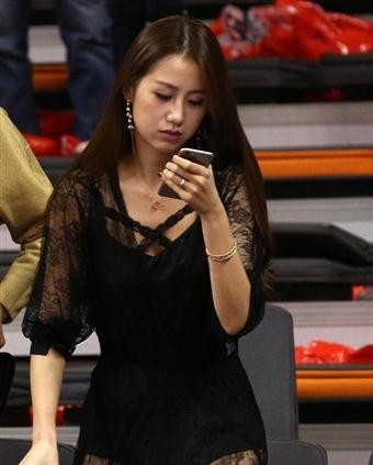 她是cba最美老板娘,纹身支持球队!今提拔朱芳雨为球队总经理
