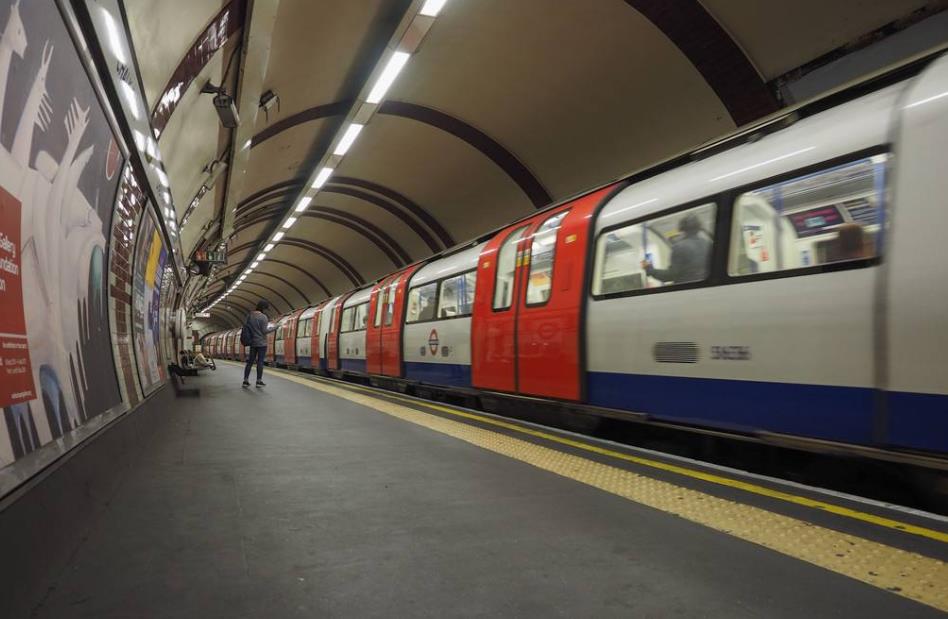 英国驴友对中日英地铁做出评价:一个旧一个挤,中国则是这两字!