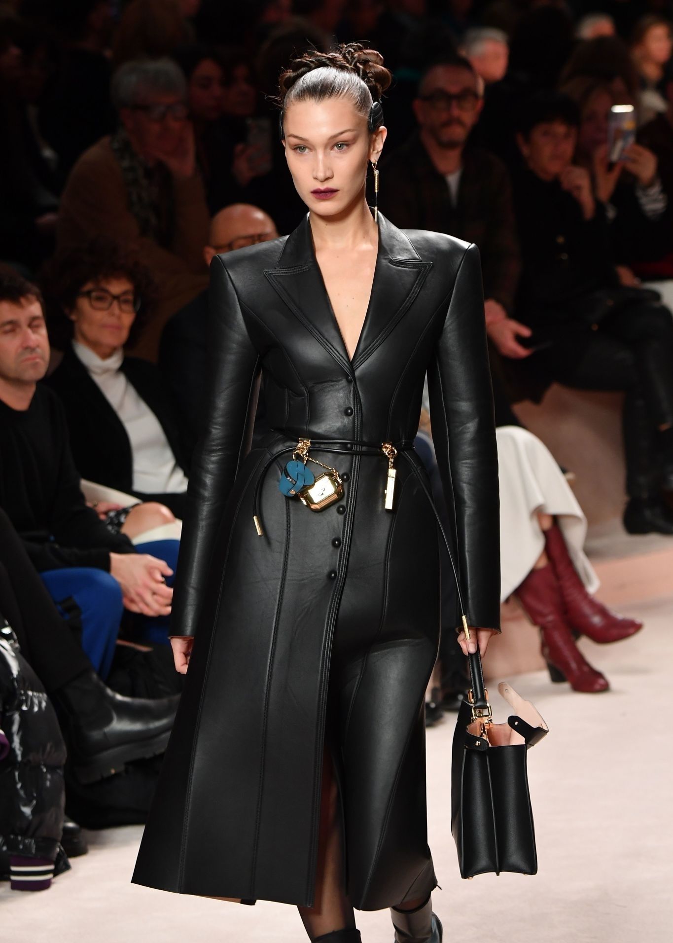 超模女神贝拉:黑色大皮衣衬托精致美艳妆容气质爆棚