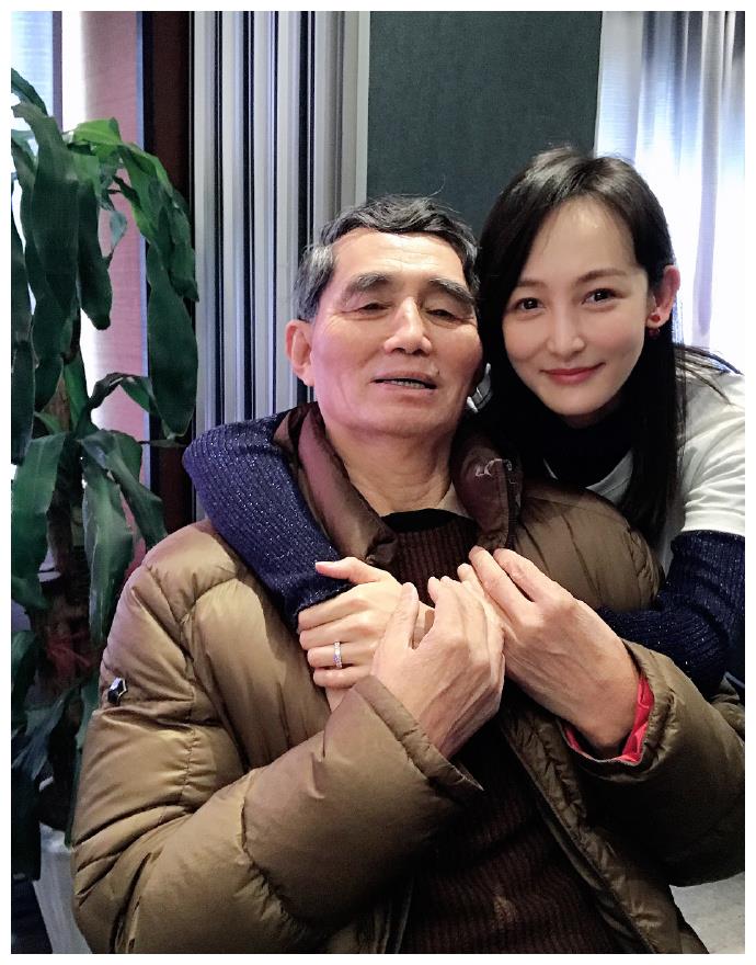 王皓妻子闫博雅晒照,身材苗条腿很长,生活很幸福