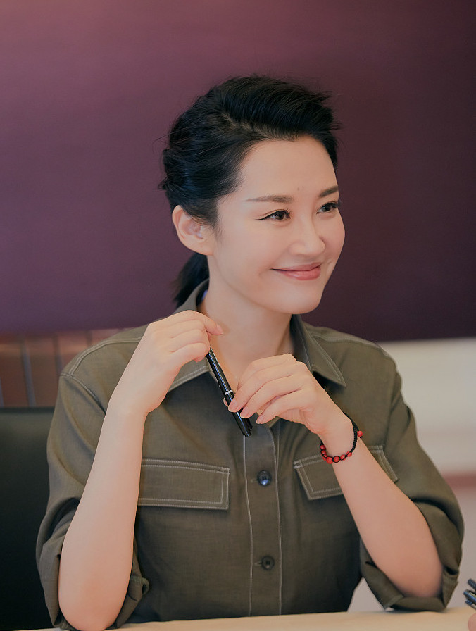 许晴穿工装亮相,低头浅笑露梨涡飒爽大气