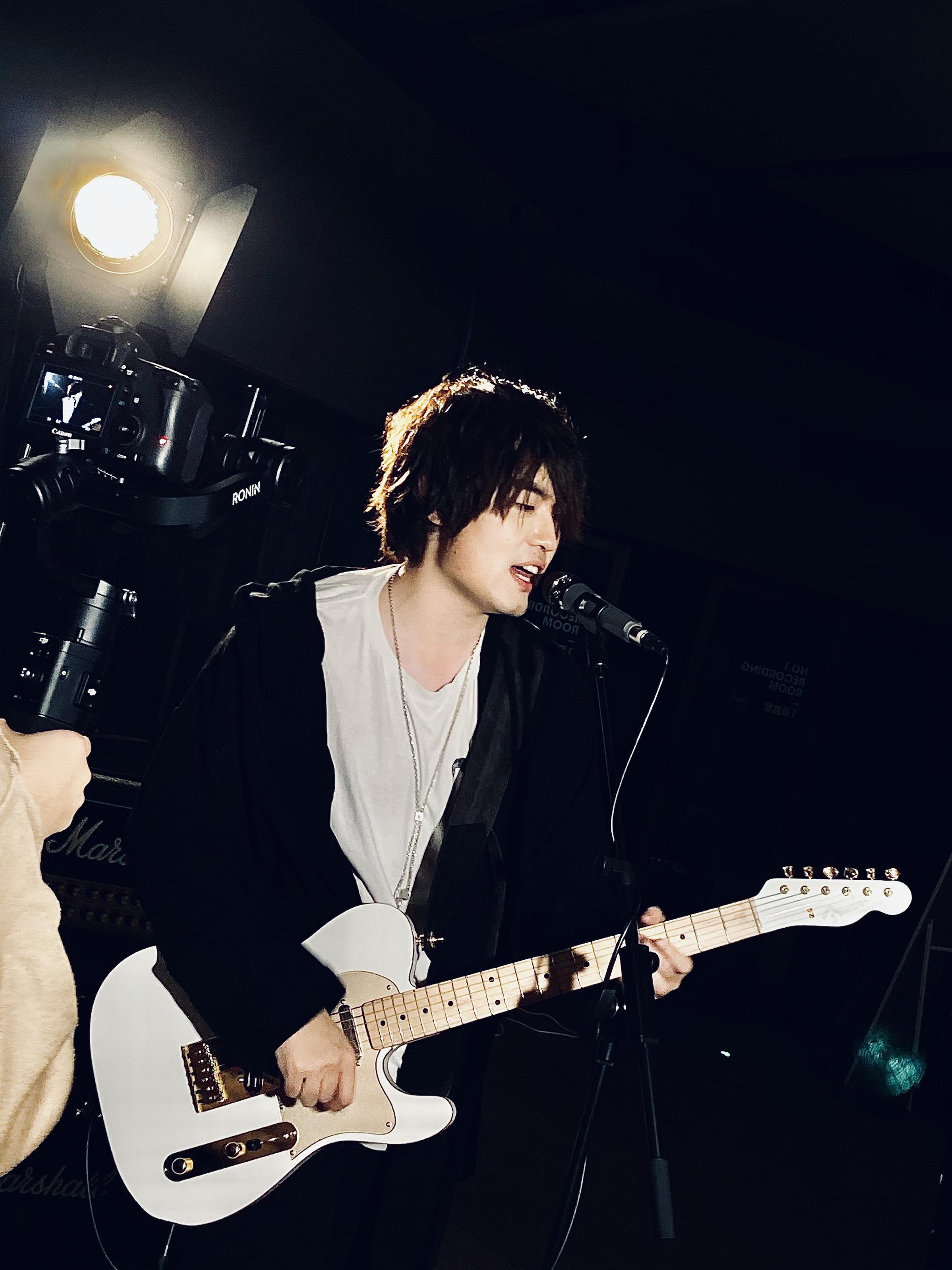 乐队成员分别是主唱鱼麦扣,吉他手bangbang和bass手罗畅.