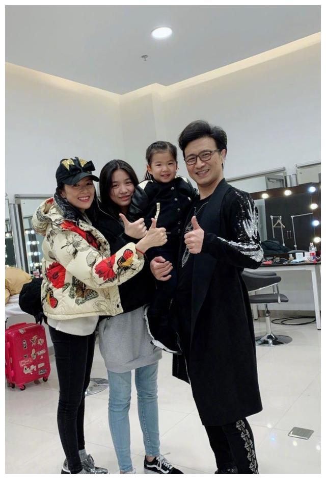 汪峰女儿小苹果晒自拍,笑容甜美可爱,越来越像亲妈葛荟婕