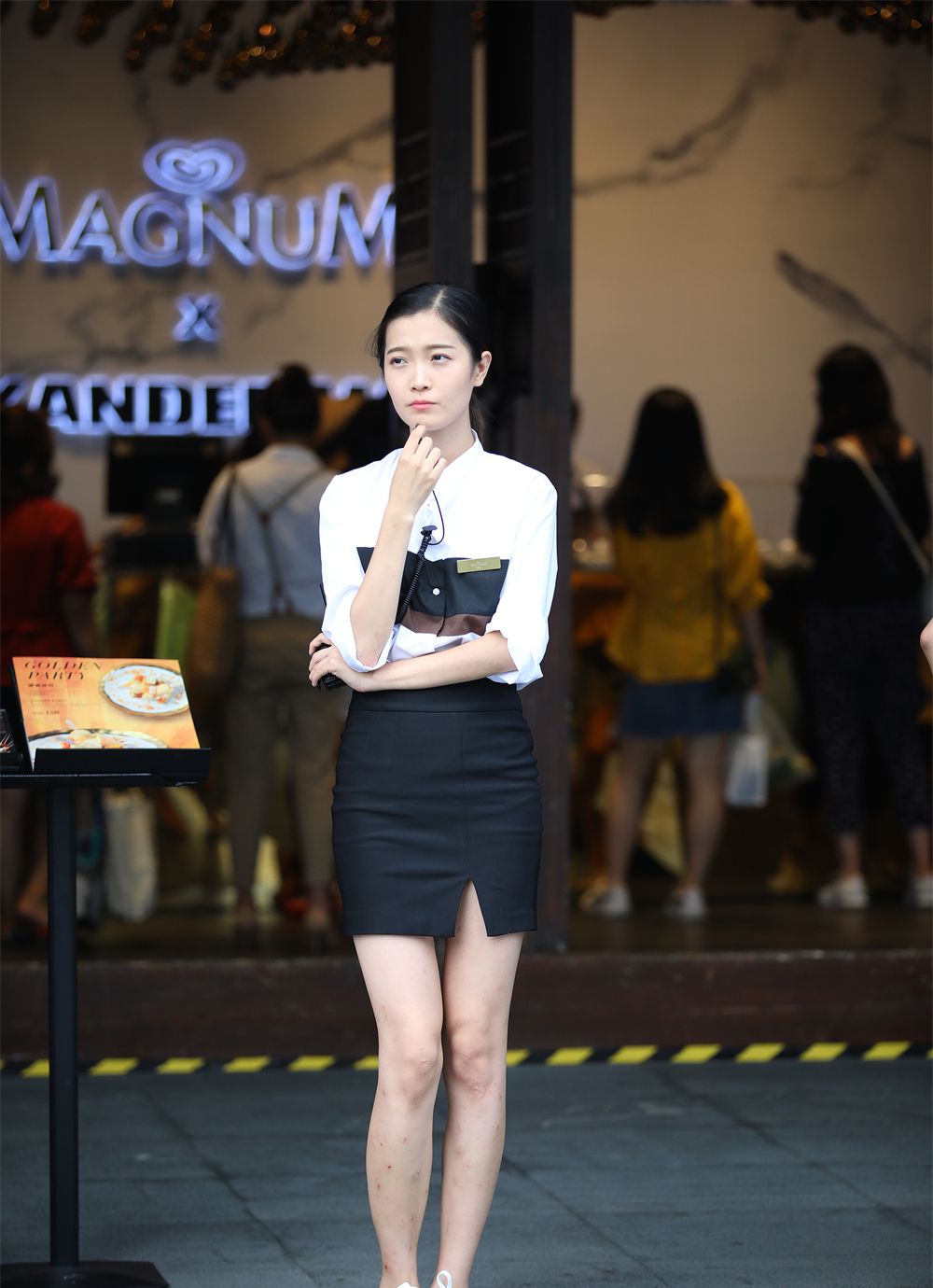 街拍美女一身职业装美腿白皙修长站姿柔美引来无数目光