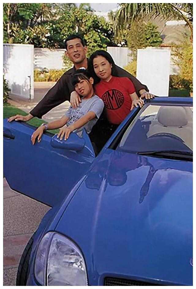 泰国国王带公主开豪车,父女三人车内摆拍,亲情满满造型太酷了!