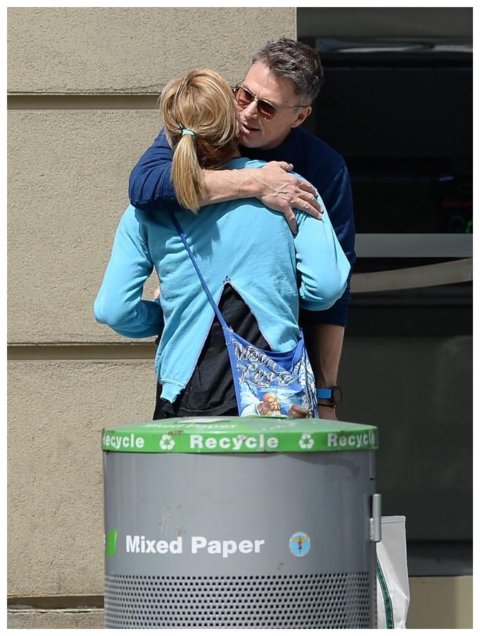 时尚扫街·52岁美国混血女星蒂娅里欧妮,与男友当街拥抱爱意绵