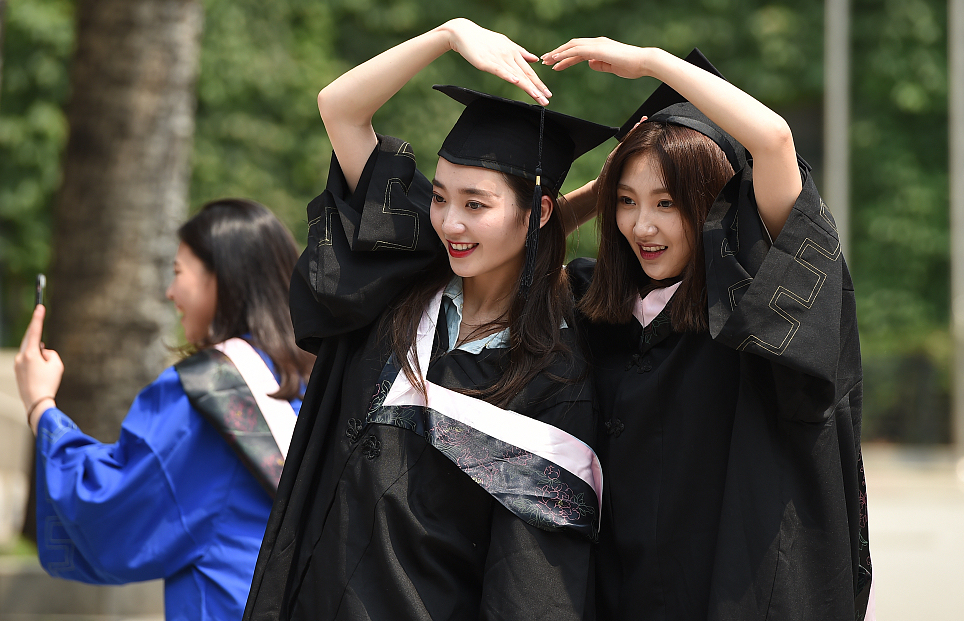 北京,中央戏剧学院2019届毕业生毕业典礼暨学位授予仪式举行.