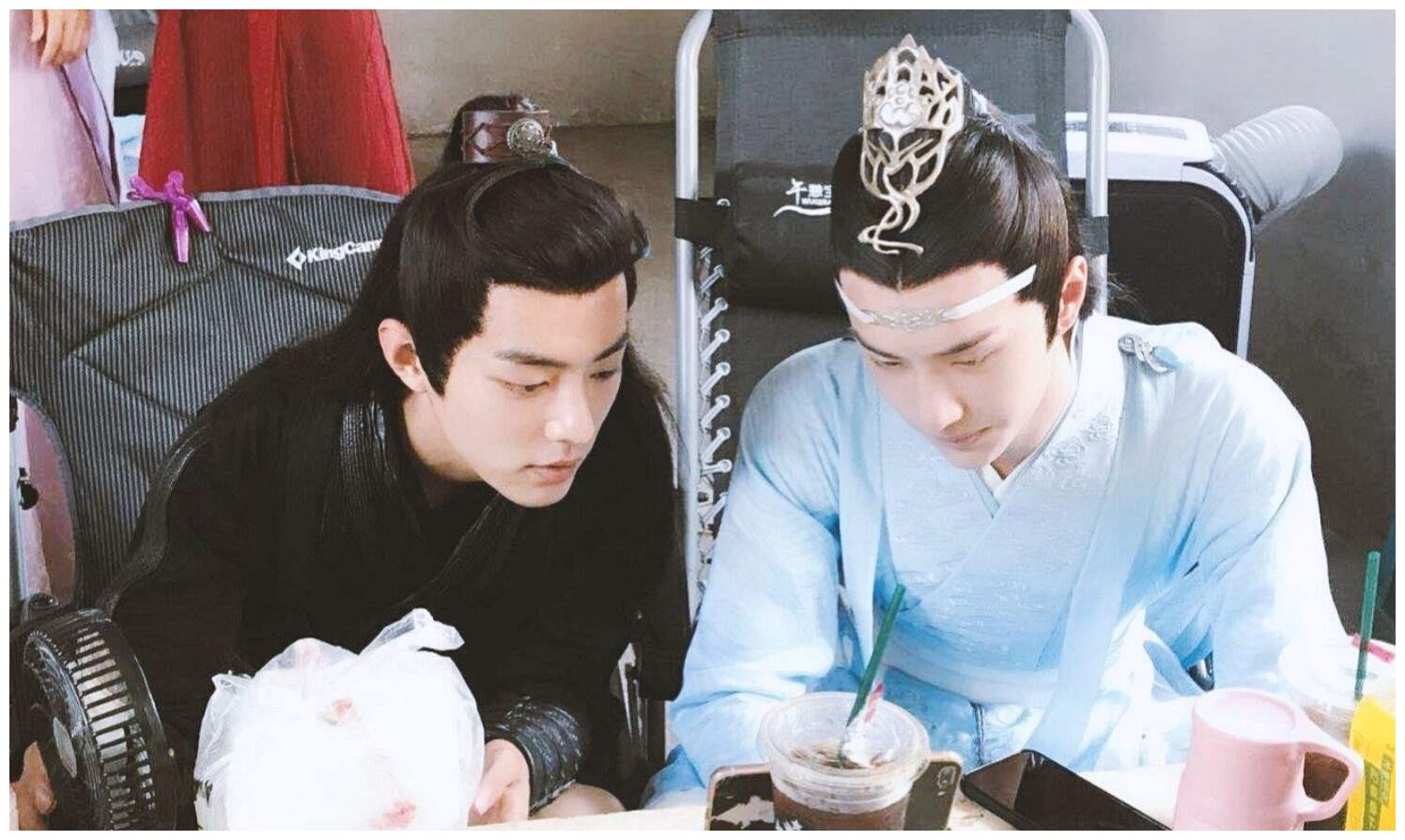 陈情令泰国见面会,粉丝向王一博海报下跪,知名编剧:时代的闹剧