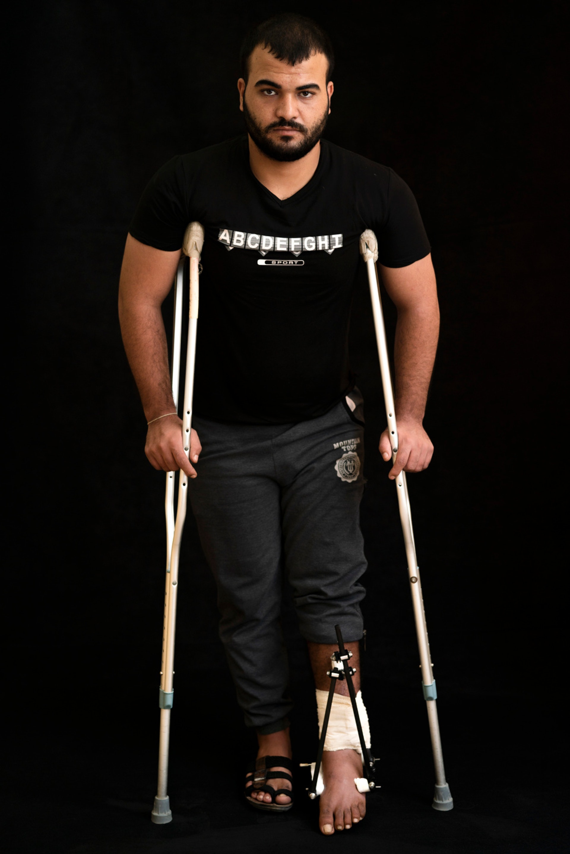 巴勒斯坦之殇:加沙街头随处可见撑拐杖的年轻人|示威|加沙|巴勒斯坦