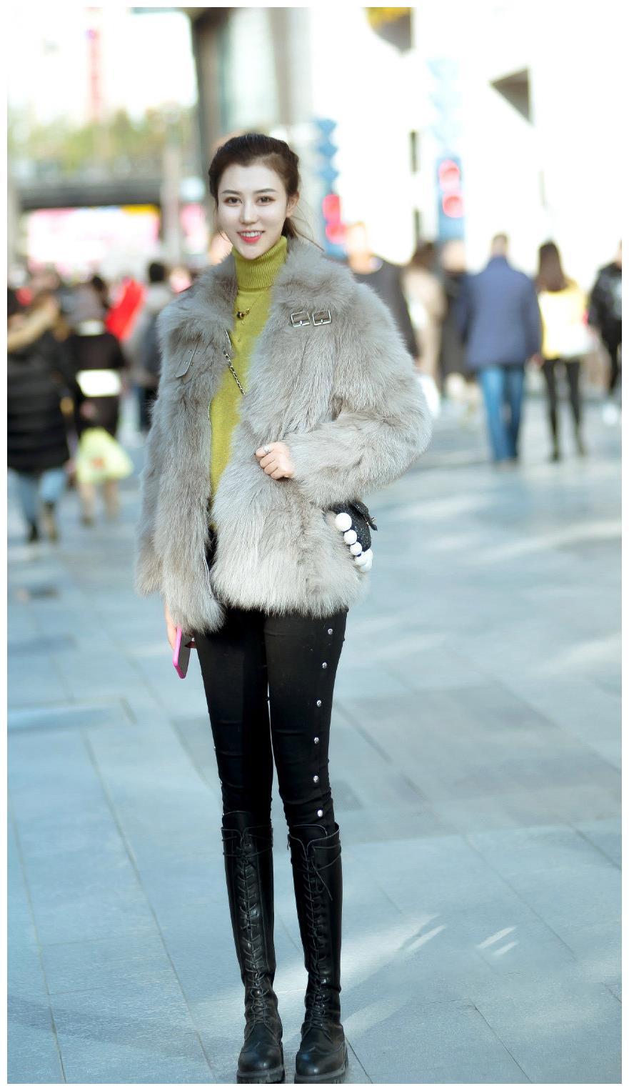 冬季的时尚街区穿皮草出街的美女保暖时尚有气质有风度