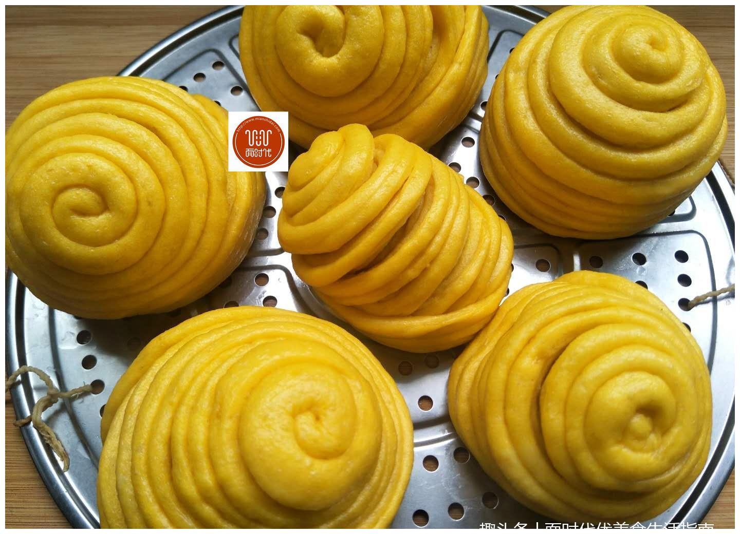 半个南瓜,1碗面,一滴水不放,根根分明,蓬松暄软,做法还简单