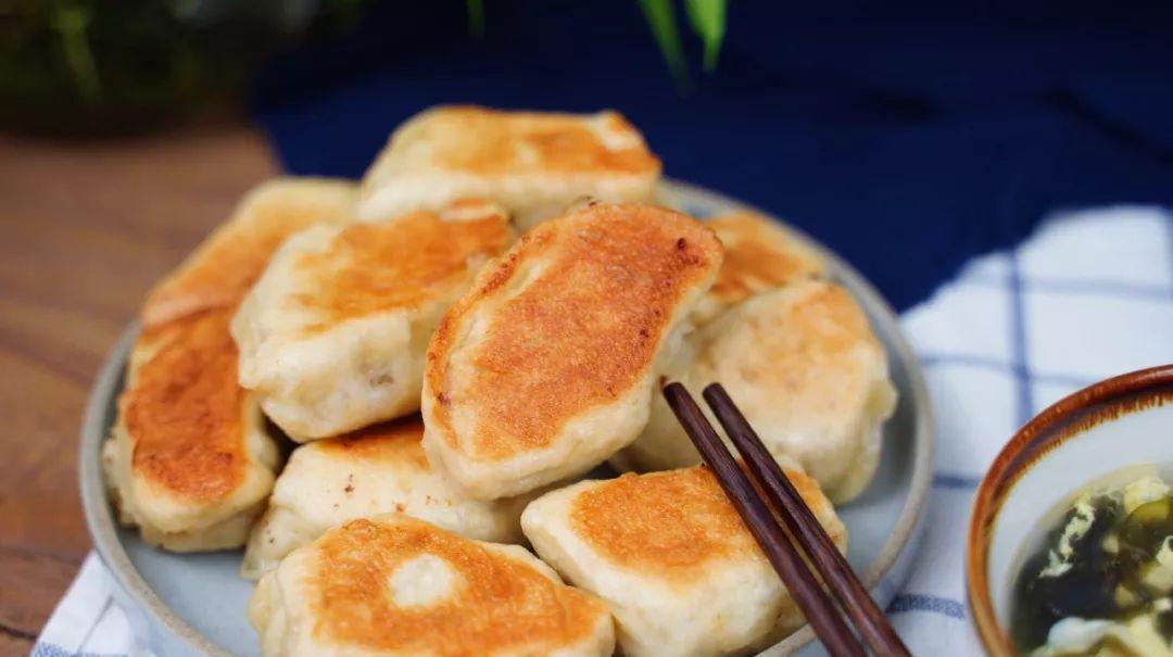 胡辣汤作为河南的名片美食为大家所熟知,但喝胡辣汤的最佳搭档水煎包