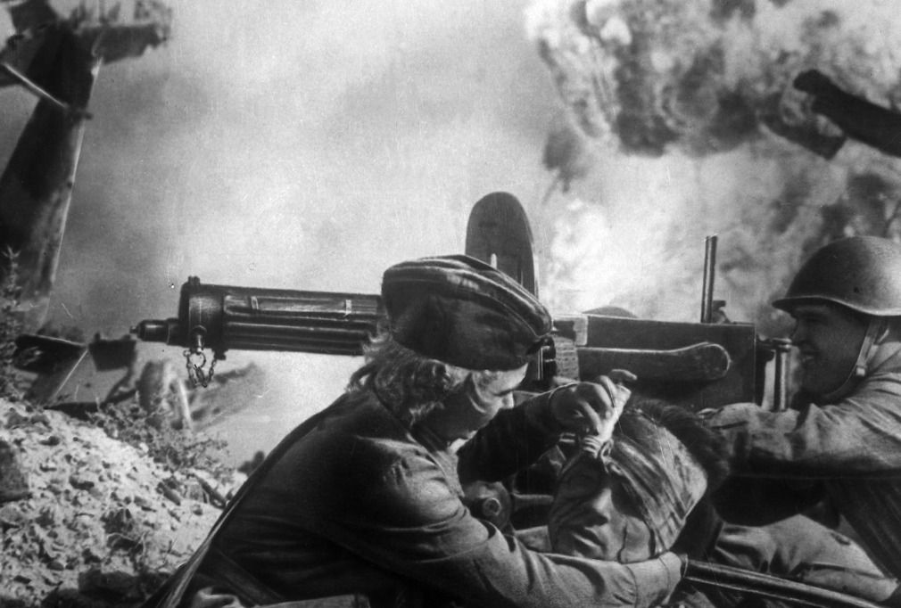 背后的苏军机枪手仍在用"马克沁"机枪向德军扫射丨斯大林格勒战役老